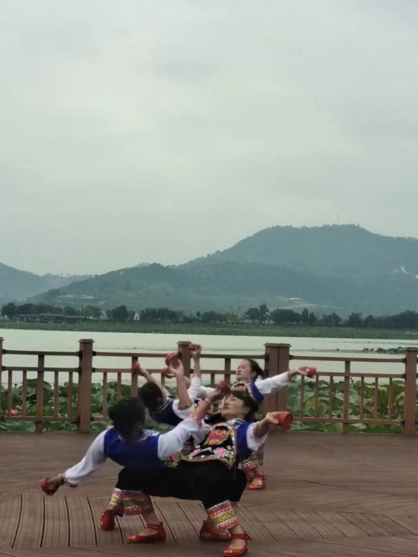 李 华