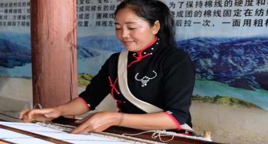 指尖“织”就幸福梦——探访双江县非遗“守”艺人李波