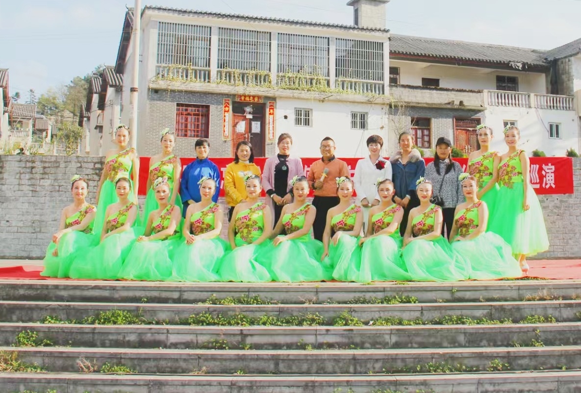 进村巡演。